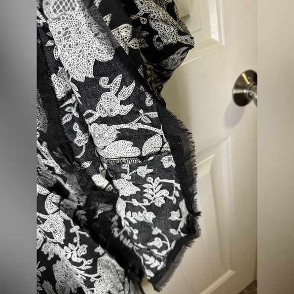 Silence + Noise Black and White Floral Mini Dress - Picture 5 of 8